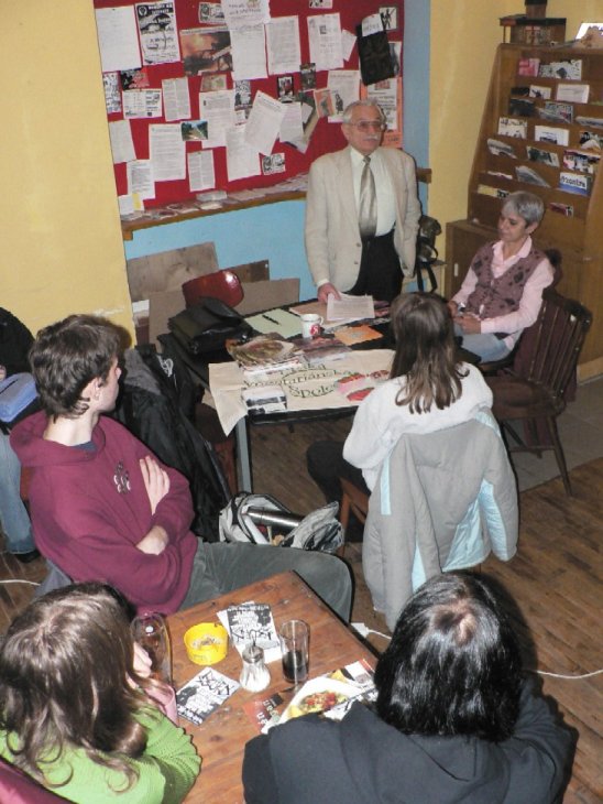 Nad oekvn velk byla nvtvnost pednky Ing. Richarda J. Bartka,  CSc. v pondl 19. 12.  2005 v Info Caf na Letn. Kavrna byla zcela pln, podle ohlas se program pednky, promtn dokumentu Pravda o mase i diskuse velmi povedly. 